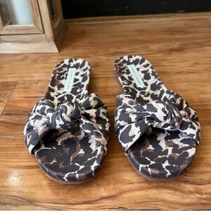 Veronica Beard Etra Knot slide sandal 
Size 7